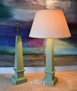 A Pair of Elegant Obelisk Shape Green Column Hall Bed Side Console Table Lamps