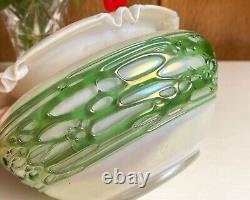 Art Nouveau art glass flower bowl, with applied green threads, likely Loetz