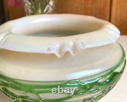 Art Nouveau art glass flower bowl, with applied green threads, likely Loetz