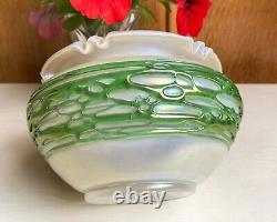 Art Nouveau art glass flower bowl, with applied green threads, likely Loetz