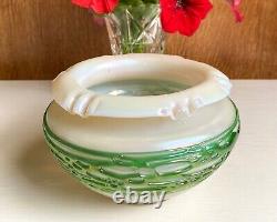 Art Nouveau art glass flower bowl, with applied green threads, likely Loetz