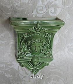 Edwardian Green Majolica Wall Hanging Vase Classic Style Vaso a capitello c1900