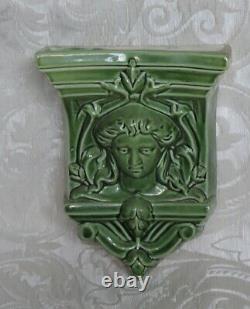Edwardian Green Majolica Wall Hanging Vase Classic Style Vaso a capitello c1900