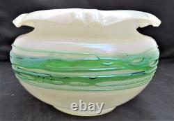 Kralik Art Nouveau opalescent glass bowl with green trails, c1910