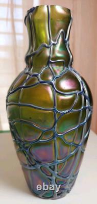 Vintage Pallme Konig Art Nouveau Iridescent GREEN glass threaded vase 8 5/8 tal